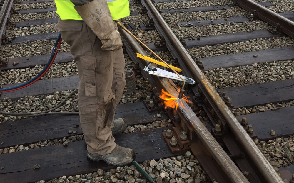 Entretien des abouts de rail par rechargement