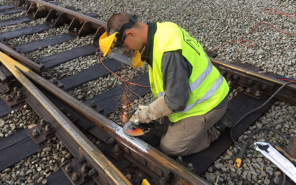 Entretien de voie ferrée – Rechargement d´abouts de rail