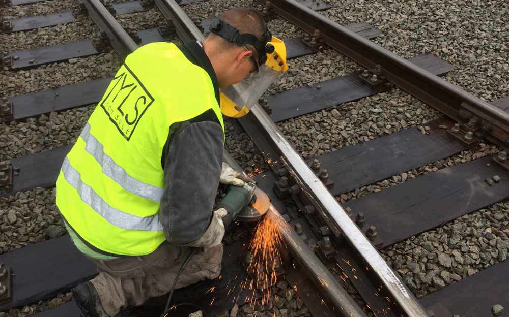 Entretien des abouts de rail par rechargement