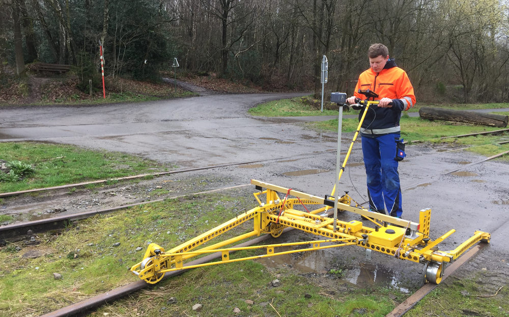 Contrôle géométrique de voie ferrée par chariot mesureur « Amberg »